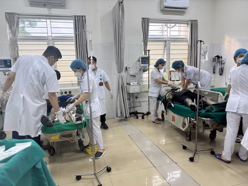 Các nạn nhân được các y, bác sĩ của Bệnh viện đa khoa Cẩm Phả tích cực cấp cứu.