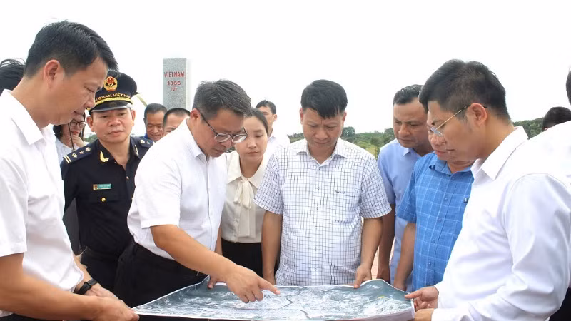 Hai địa phương khảo sát xây dựng công trình qua biên giới (cầu Sắt tại khu vực Km3+4 Hải Yên). Hai địa phương khảo sát xây dựng công trình qua biên giới (cầu Sắt tại khu vực Km3+4 Hải Yên).