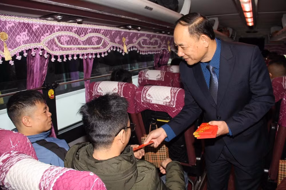 Lãnh đạo Công ty Than Hòn Gai lì xì Tết cho các công nhân trước khi về quê đón Tết Quý Mão 2023.