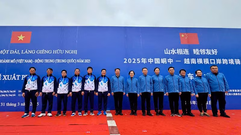 Các đại biểu chụp ảnh lưu niệm.