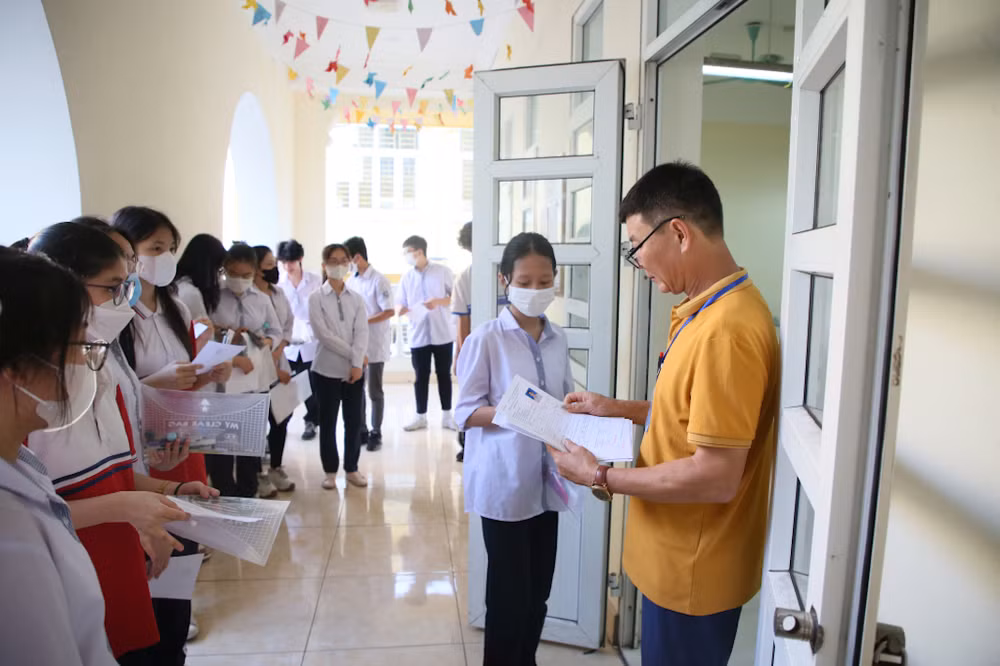 Các thí sinh bước vào thi môn Ngữ văn trong sáng 1/6.