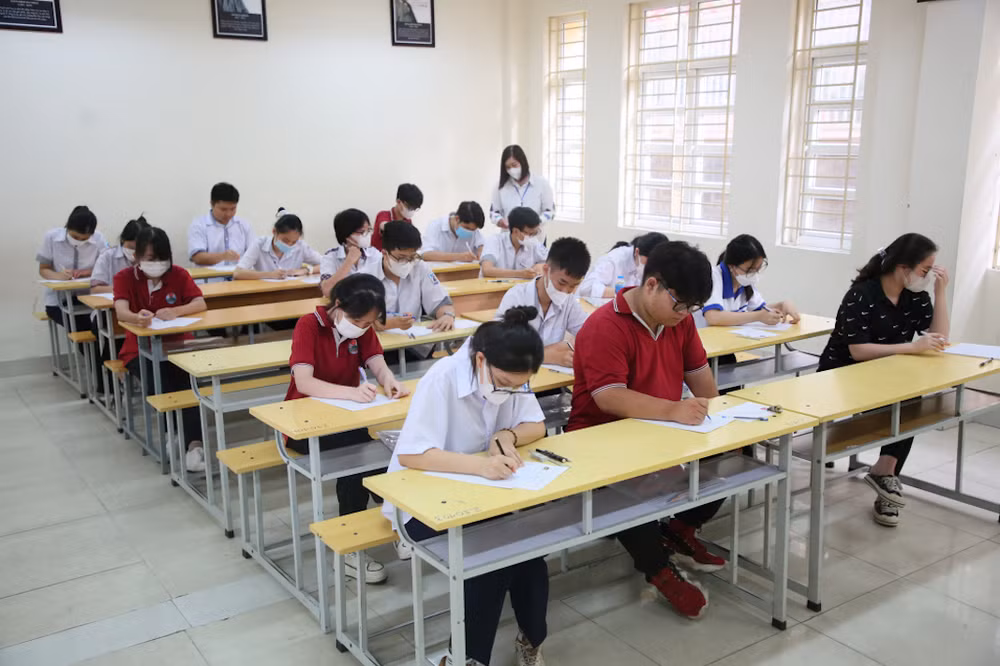 Các thí sinh kiểm tra và điền các thông tin cần thiết trước khi làm bài.