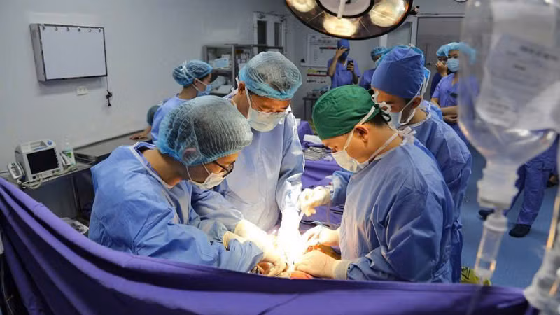 Các bác sĩ thực hiện lấy đa tạng từ người hiến. Các bác sĩ thực hiện lấy đa tạng từ người hiến.