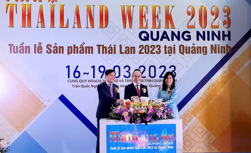 Các đại biểu ấn nút khai mạc Tuần lễ sản phẩm Thái Lan 2023 tại Quảng Ninh. Các đại biểu ấn nút khai mạc Tuần lễ sản phẩm Thái Lan 2023 tại Quảng Ninh.