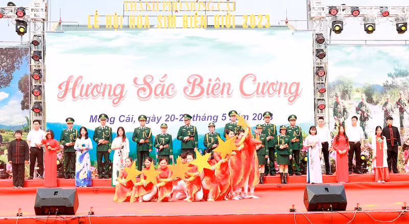 Chương trình nghệ thuật tại Lễ hội hoa sim biên giới năm 2023 được tổ chức ở xã Hải Sơn, Móng Cái.
