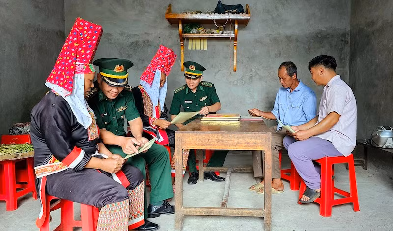 Các cán bộ, chiến sĩ Trạm Biên phòng Cửa khẩu Hoành Mô tuyên truyền Luật Biên phòng cho người dân ở thôn Phai Lầu, xã Hoành Mô, Bình Liêu.
