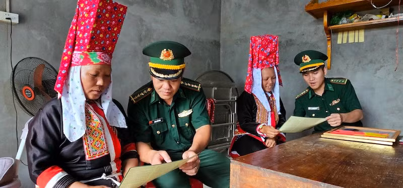Cán bộ Trạm Biên phòng Cửa khẩu Hoành Mô xuống tận thôn, bản tuyên truyền Luật Biên phòng cho người dân ở thôn Phai Lầu, xã Hoành Mô, Bình Liêu.