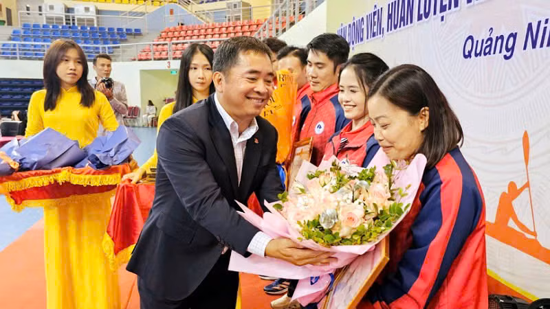 Lãnh đạo Sở Văn hóa, Thể thao và Du lịch Quảng Ninh khen thưởng cho các Huấn luyện viên tiêu biểu Vùng mỏ năm 2024.