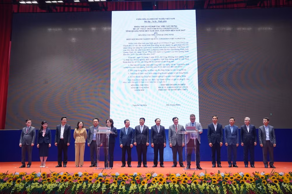 Các sở, ngành và doanh nghiệp ký kết biên bản ghi nhớ, thỏa thuận hợp tác tại Hội nghị. Các sở, ngành và doanh nghiệp ký kết biên bản ghi nhớ, thỏa thuận hợp tác tại Hội nghị.
