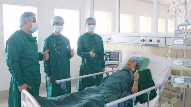 Các bác sĩ Bệnh viện Việt Nam-Thụy Điển Uông Bí thăm hỏi bệnh nhân sau khi được ghép thận. Các bác sĩ Bệnh viện Việt Nam-Thụy Điển Uông Bí thăm hỏi bệnh nhân sau khi được ghép thận.
