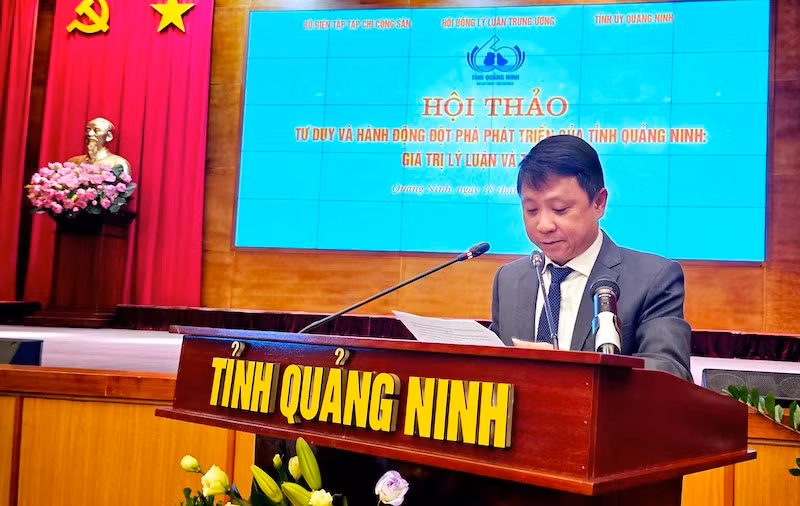 Phó Giáo sư, Tiến sĩ Nguyễn Ngọc Hà, Phó Tổng Biên tập tạp chí Cộng sản phát biểu đề dẫn Hội thảo.