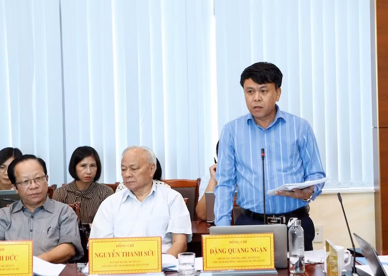 Các đại biểu tham gia đóng góp ý kiến vào dự thảo Cuốn Địa chí Cô Tô.