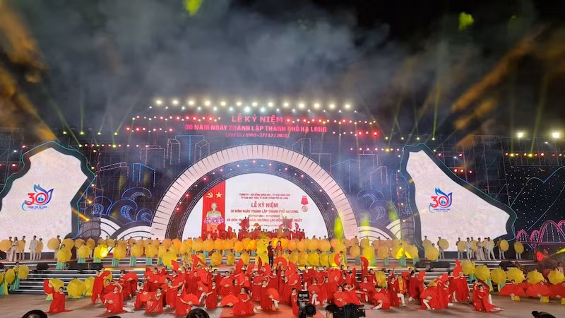 Chương trình nghệ thuật đặc biệt chào mừng 30 năm Ngày thành lập thành phố Hạ Long. Chương trình nghệ thuật đặc biệt chào mừng 30 năm Ngày thành lập thành phố Hạ Long.