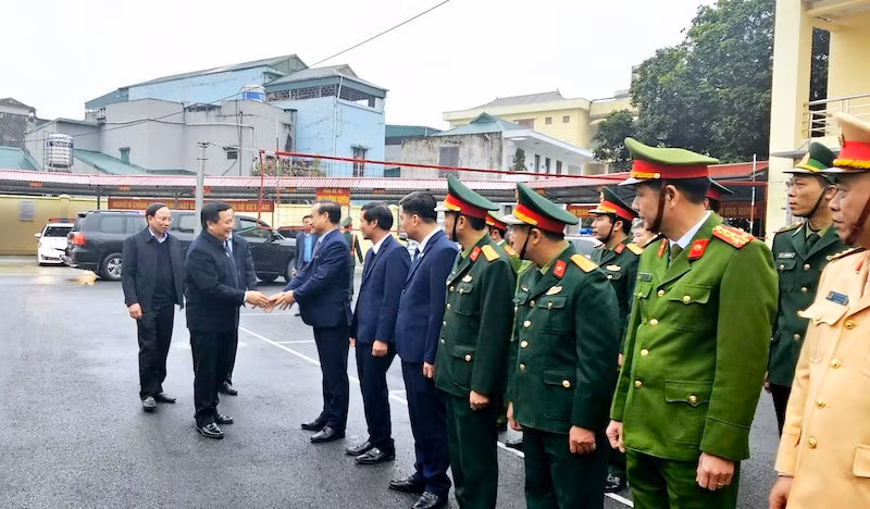 Đồng chí Nguyễn Xuân Thắng chúc Tết các đơn vị lực lượng vũ trang trên địa bàn huyện.
