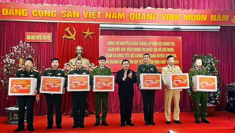 Đồng chí Nguyễn Xuân Thắng tặng quà cho các đơn vị lực lượng vũ trang trên địa bàn huyện Tiên Yên. Đồng chí Nguyễn Xuân Thắng tặng quà cho các đơn vị lực lượng vũ trang trên địa bàn huyện Tiên Yên.