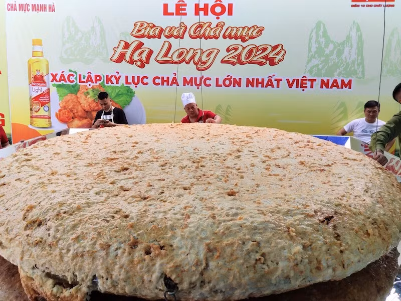 Chiếc chả mực được rán trong bếp siêu to khổng lồ. Chiếc chả mực được rán trong bếp siêu to khổng lồ.