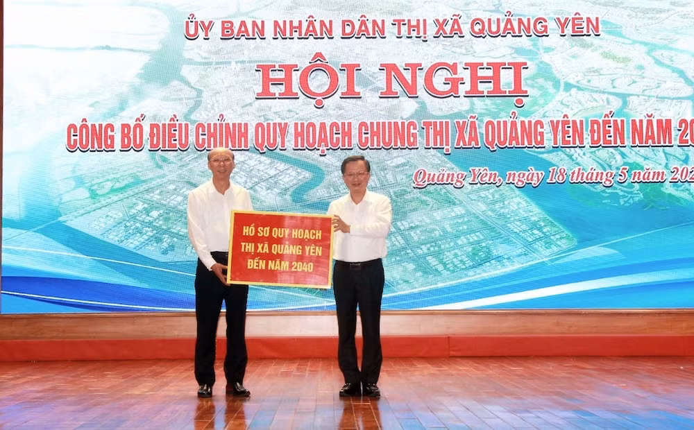 Ủy ban nhân dân tỉnh Quảng Ninh trao hồ sơ Quy hoạch thị xã Quảng Yên đến năm 2040 cho thị xã Quảng Yên. Ủy ban nhân dân tỉnh Quảng Ninh trao hồ sơ Quy hoạch thị xã Quảng Yên đến năm 2040 cho thị xã Quảng Yên.