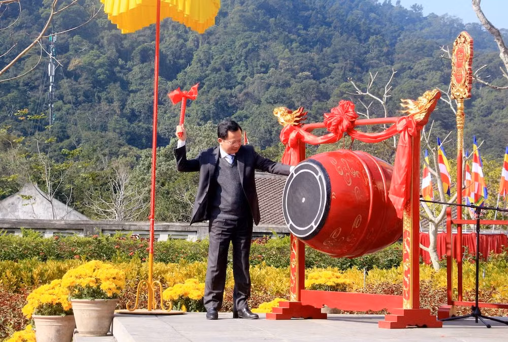 Quyền Chủ tịch UBND tỉnh Quảng Ninh Cao Tường Huy gióng trống khai Hội xuân Yên Tử 2023.