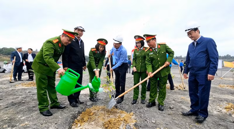 Các đại biểu tham gia trồng cây tại mặt bằng khai trường +30-công ty than Núi Béo-Vinacomin.
