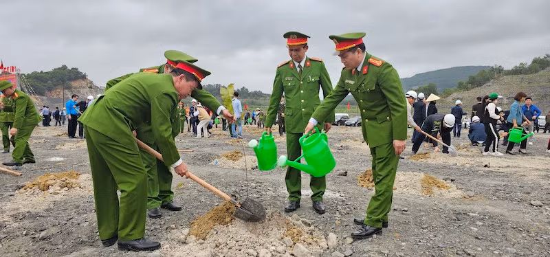 Lực lượng Công an Cục Cảnh sát phòng, chống tội phạm về Môi trường-Bộ Công an tham gia trồng cây.