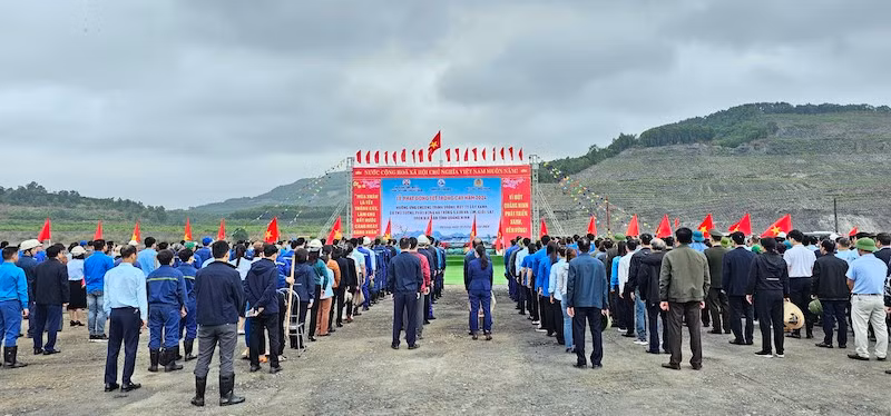 Quang cảnh lễ phát động trồng cây đầu Xuân Giáp Thìn 2024 của Tập đoàn Công nghiệp Than-Khoáng sản Việt Nam.