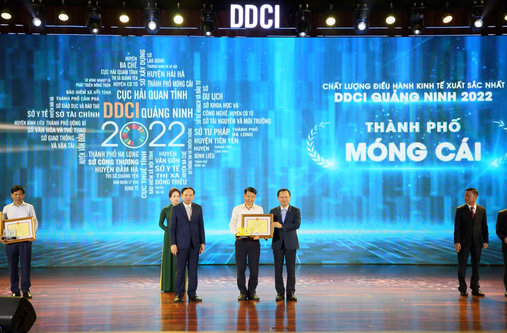 Lãnh đạo tỉnh Quảng Ninh trao biểu trưng và chứng nhận dẫn đầu DDCI năm 2022 khối địa phương cho thành phố Móng Cái.