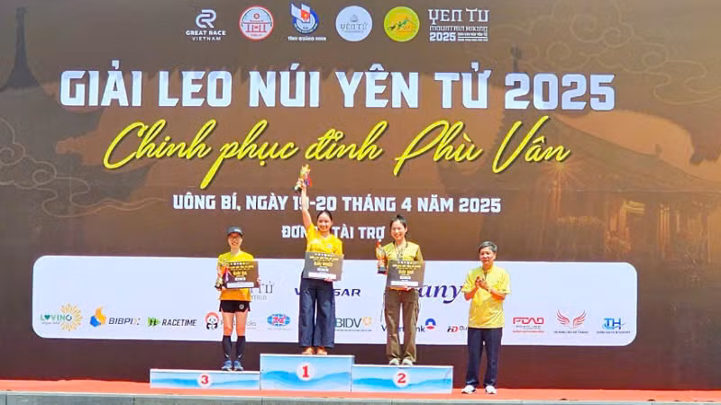 Ban tổ chức trao Giải nhất, Nhì và Ba cự ly 5km cho các vận động viên nữ.