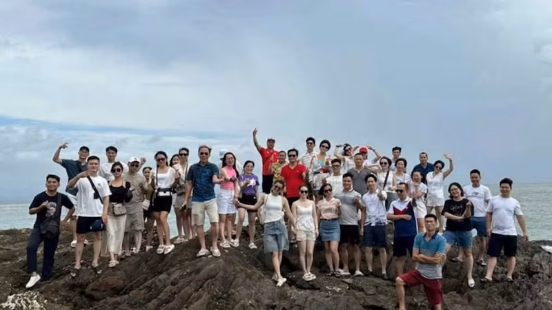 Du khách chụp ảnh lưu niệm trên đảo Cái Chiên, huyện Hải Hà. Du khách chụp ảnh lưu niệm trên đảo Cái Chiên, huyện Hải Hà.