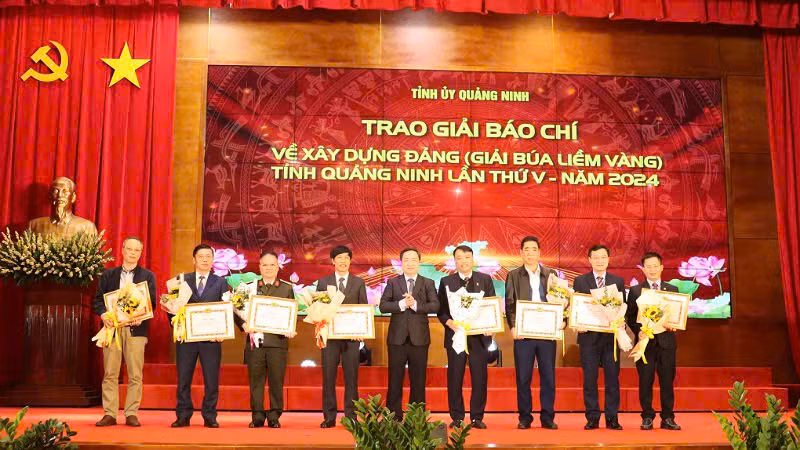 Các tập thể có thành tích xuất sắc trong việc tuyên truyền, vận động, tổ chức, hướng ứng tham gia Giải báo chí về xây dựng Đảng tỉnh Quảng Ninh lần thứ V, năm 2024 được trao tặng Bằng khen của Ban Thường vụ Tỉnh ủy.