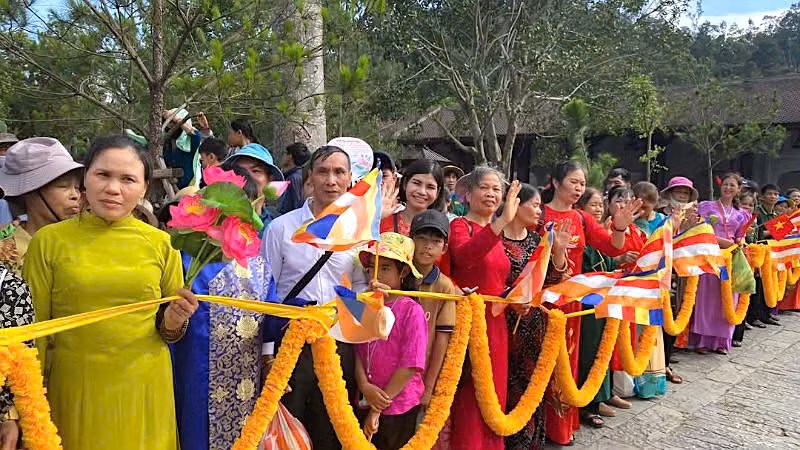 Rất đông người dân, du khách xếp hàng trang nghiêm bên đường để đón Đoàn rước xá lợi Đức Phật về Cung Trúc Lâm Yên Tử.