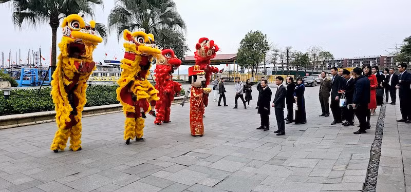 Sự đón tiếp nồng hậu, mến khách của Quảng Ninh đã để lại ấn tượng tốt đẹp cho du khách quốc tế khi đến Hạ Long. Sự đón tiếp nồng hậu, mến khách của Quảng Ninh đã để lại ấn tượng tốt đẹp cho du khách quốc tế khi đến Hạ Long.