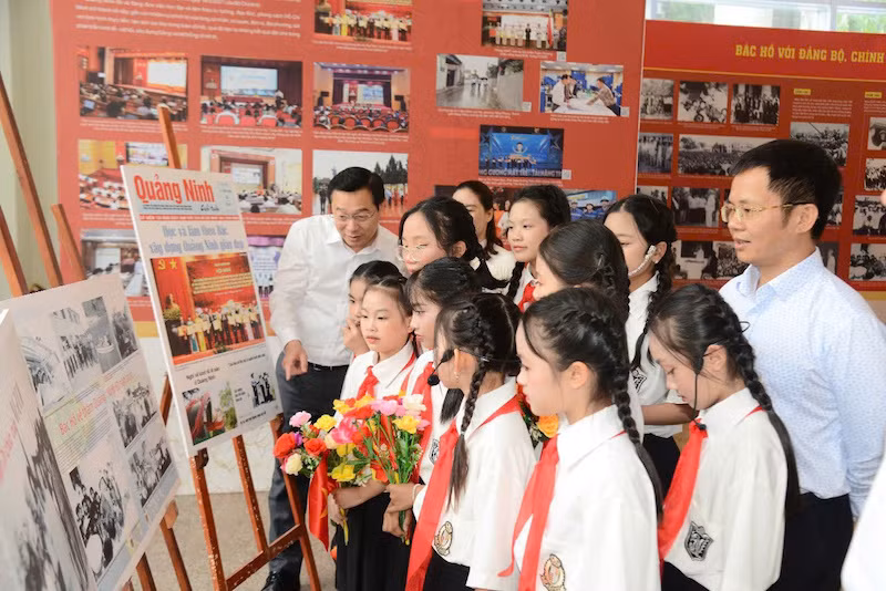 Đại biểu và các em học sinh tham quan khu vực trưng bày sách, báo, ảnh về Chủ tịch Hồ Chí Minh. Đại biểu và các em học sinh tham quan khu vực trưng bày sách, báo, ảnh về Chủ tịch Hồ Chí Minh.