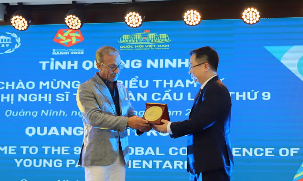 Lãnh đạo tỉnh Quảng Ninh tặng quà lưu niệm cho Ngài Duarte Pacheco, Chủ tịch Liên minh Nghị viện Thế giới (IPU). (Ảnh: Trung tâm truyền thông Quảng Ninh) Lãnh đạo tỉnh Quảng Ninh tặng quà lưu niệm cho Ngài Duarte Pacheco, Chủ tịch Liên minh Nghị viện Thế giới (IPU). (Ảnh: Trung tâm truyền thông Quảng Ninh)