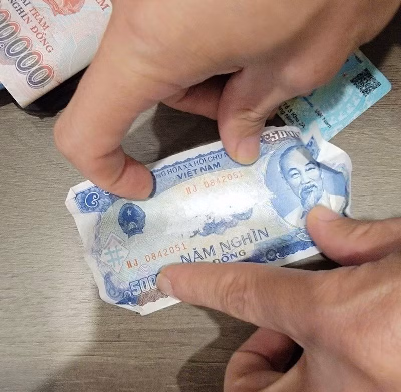 Các đối tượng dùng tờ tiền để sử dụng ma túy.