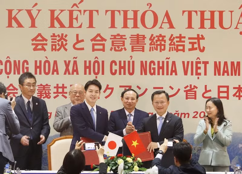 Lễ ký kết thảo thuận hợp tác giữa 2 tỉnh Quảng Ninh (Việt Nam) và tỉnh Hokkaido (Nhật Bản). Lễ ký kết thảo thuận hợp tác giữa 2 tỉnh Quảng Ninh (Việt Nam) và tỉnh Hokkaido (Nhật Bản).