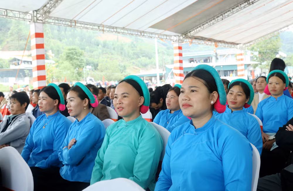 Đồng bào các dân tộc huyện Tiên Yên vui mừng tham dự buổi lễ. Đồng bào các dân tộc huyện Tiên Yên vui mừng tham dự buổi lễ.