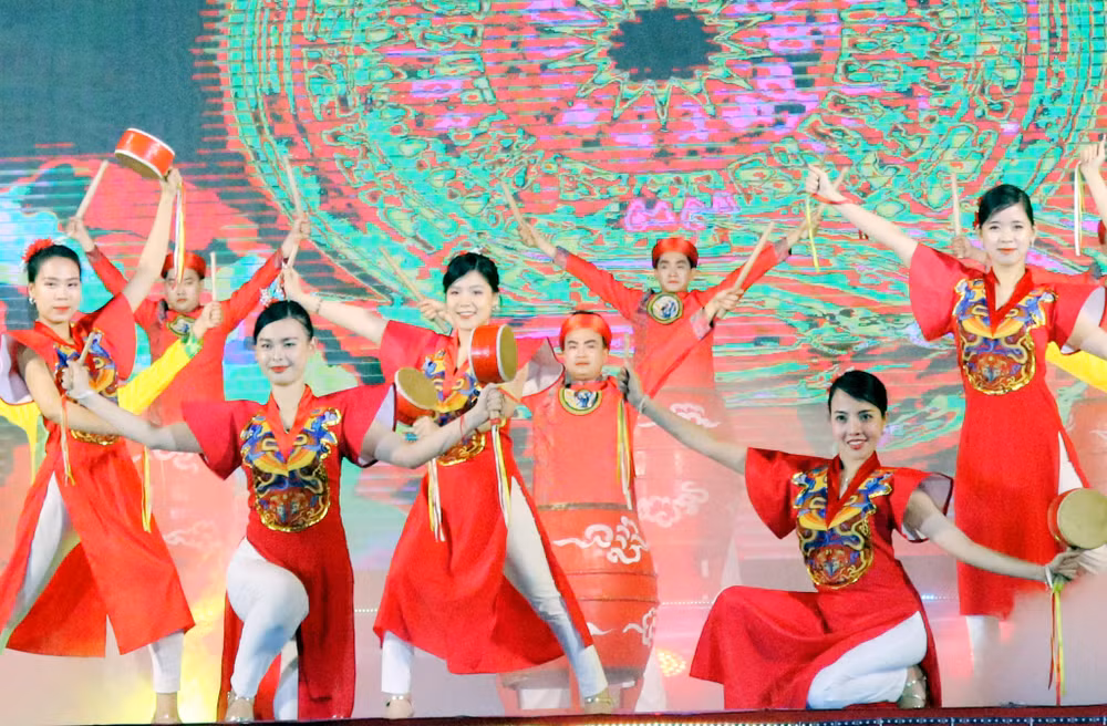 Chương trình nghệ thuật đặc sắc với chủ đề "Bạch Đằng-Bản hùng ca của dân tộc". Chương trình nghệ thuật đặc sắc với chủ đề "Bạch Đằng-Bản hùng ca của dân tộc".