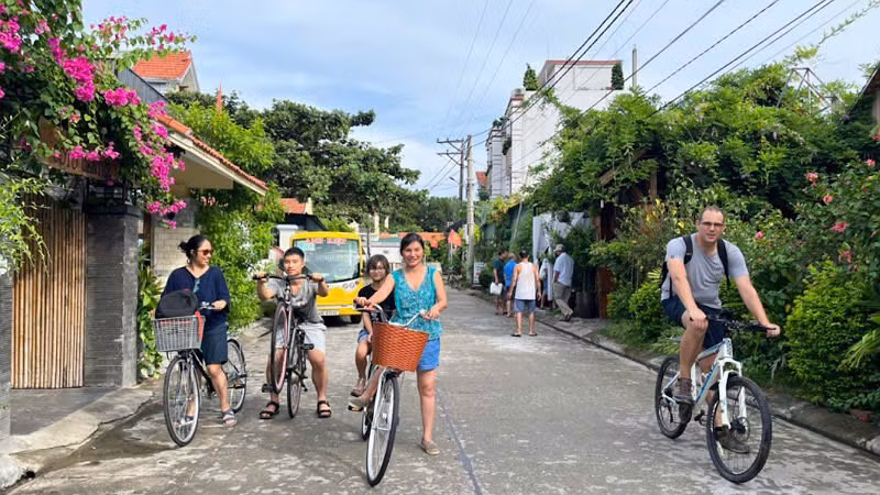 Với môi trường xanh sạch đẹp, Cô Tô thu hút đông đảo du khách quốc tế lên đảo nghỉ dưỡng và trải nghiệm.