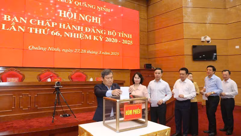 Các đại biểu bỏ phiếu bầu Phó Bí thư Tỉnh ủy Quảng Ninh nhiệm kỳ 2020-2025.