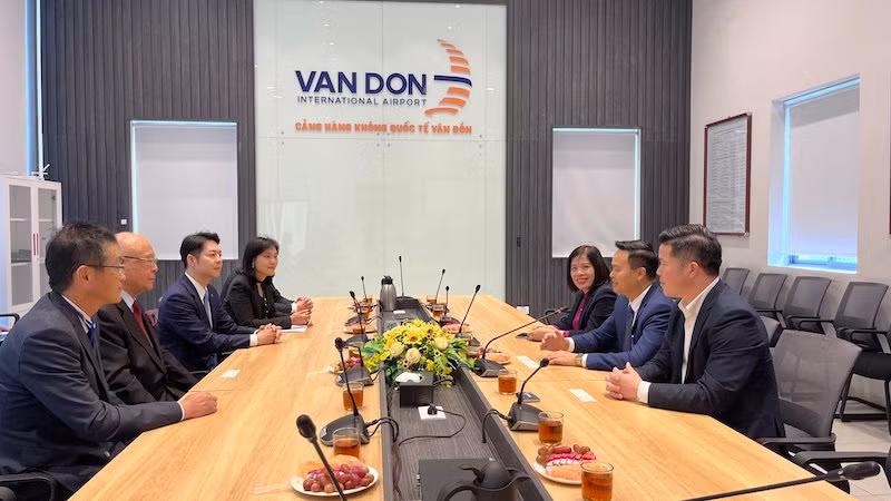 Đại diện lãnh đạo tỉnh Quảng Ninh và Cảng Hàng không quốc tế Vân Đồn trao đổi, giới thiệu về Cảng Hàng không quốc tế Vân Đồn và tiềm năng, thế mạnh phát triển du lịch của Quảng Ninh.