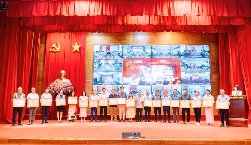 Ủy ban nhân dân tỉnh Quảng Ninh tặng Bằng khen cho các tập thể có thành tích xuất sắc đột xuất trong công tác phòng, chống, khắc phục hậu quả bão số 3. Ủy ban nhân dân tỉnh Quảng Ninh tặng Bằng khen cho các tập thể có thành tích xuất sắc đột xuất trong công tác phòng, chống, khắc phục hậu quả bão số 3.