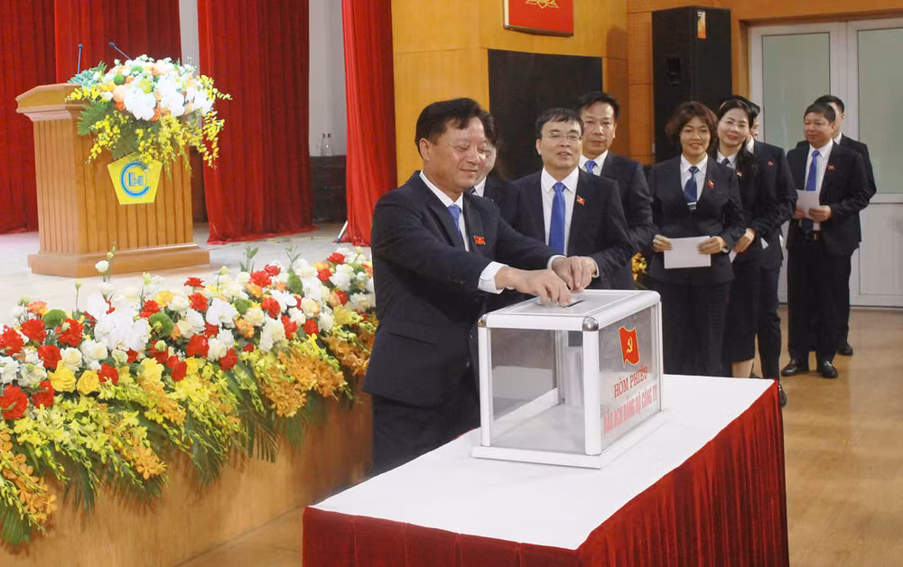 Đại biểu bỏ phiếu bầu Ban Chấp hành Đảng bộ công ty nhiệm kỳ 2025-2030.
