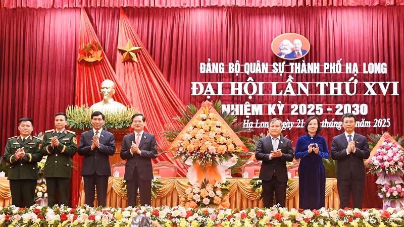 Lãnh đạo tỉnh Quảng Ninh tặng hoa chúc mừng đại hội.