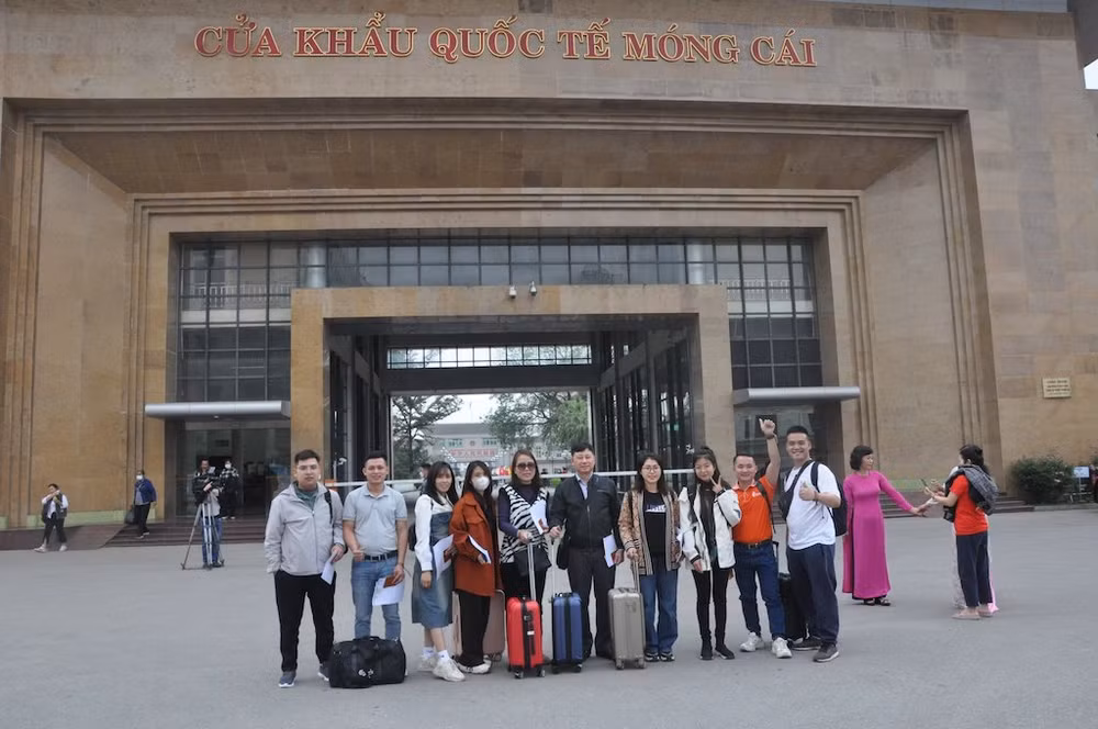 Du khách chụp ảnh lưu niệm tại Cửa khẩu Quốc tế Móng Cái, Quảng Ninh.