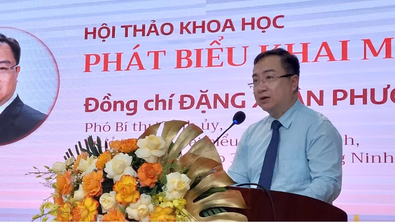 Phó Bí thư Tỉnh ủy Quảng Ninh Đặng Xuân Phương phát biểu tại Hội thảo.