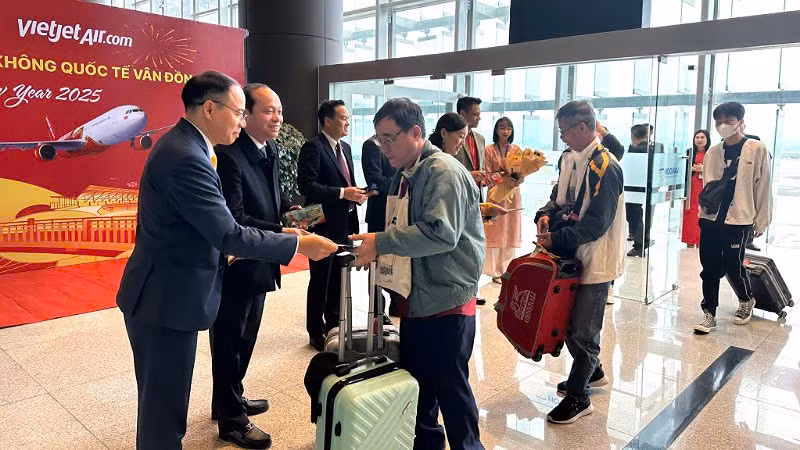 Các du khách được lì xì ngay khi "xông đất" Cảng hàng không Vân Đồn, Quảng Ninh.