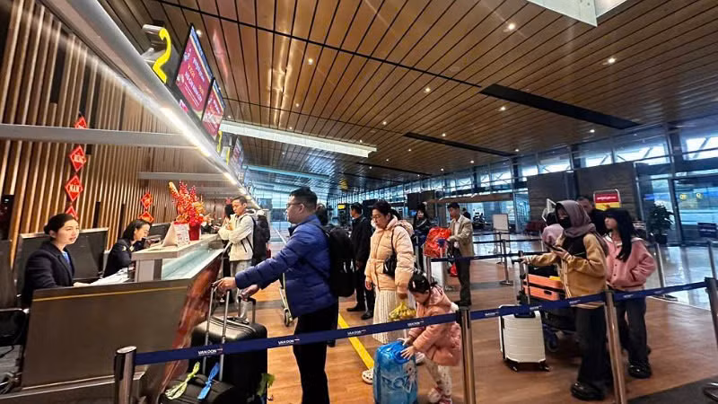 Du khách làm thủ tục tại Cảng hàng không quốc tế Vân Đồn. Du khách làm thủ tục tại Cảng hàng không quốc tế Vân Đồn.