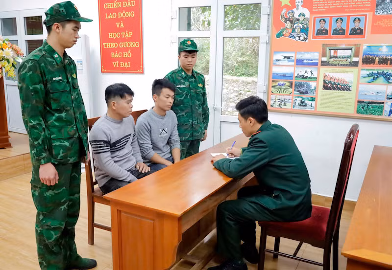 Cán bộ Đồn Biên phòng lấy lời khai các đối tượng.
