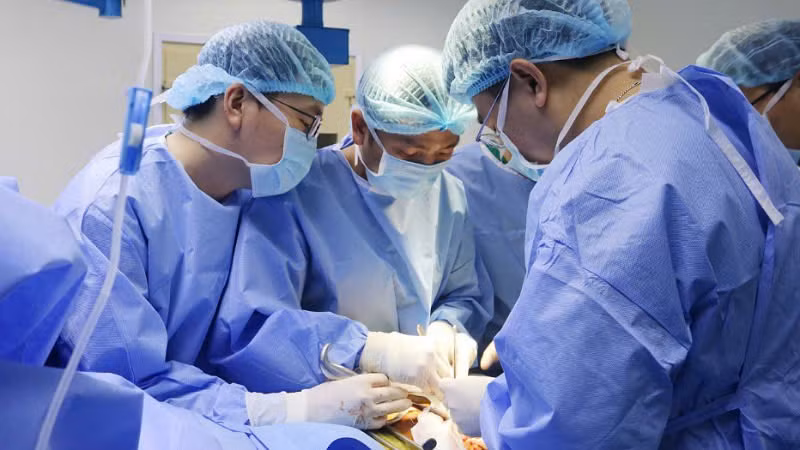 Các bác sĩ tại Bệnh viện Việt Nam-Thụy Điển Uông Bí thực hiện ghép thận.