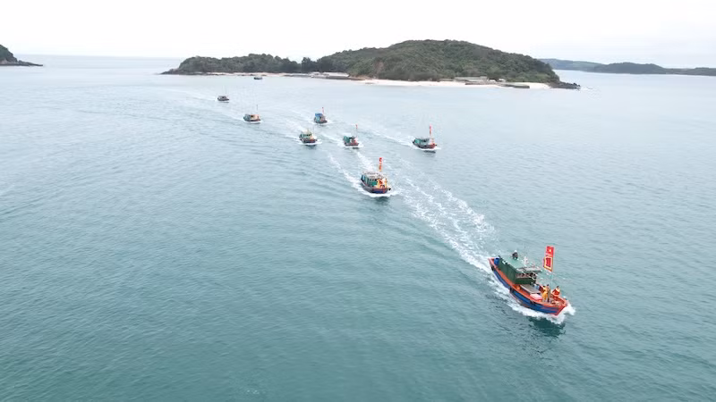 Ngay sau lễ mở cửa biển các ngư dân xã Thanh Lân đã xuất quân ra khơi đánh bắt thủy, hải sản.